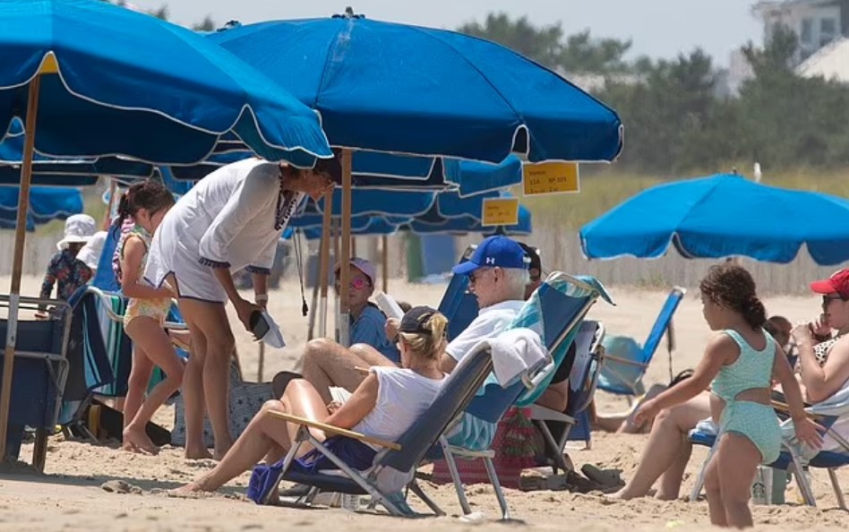 Joe Biden disfruta de una tarde de playa previo a reunión con el rey Carlos III