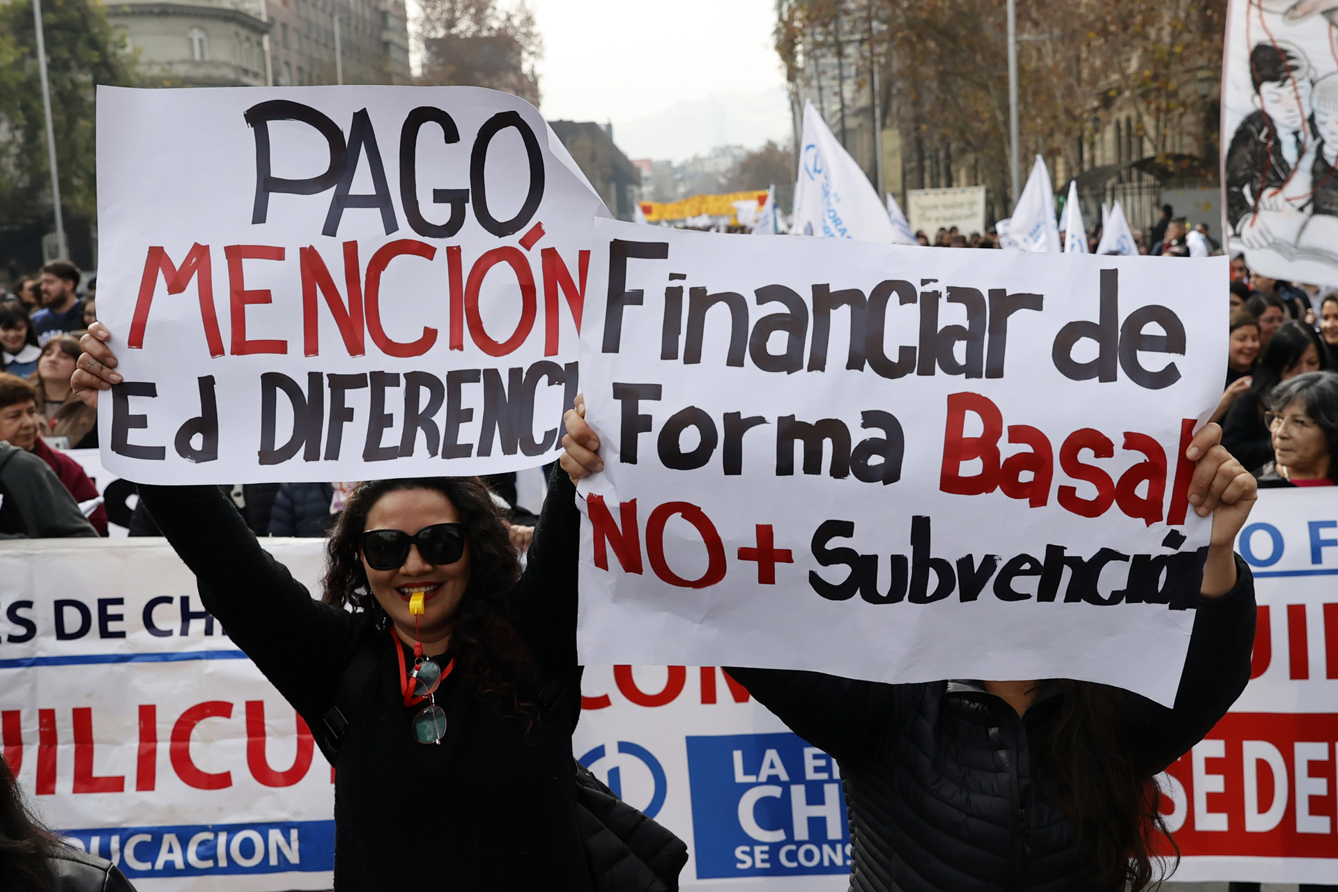 Profesores chilenos se manifiestan por mejoras laborales y dan ultimátum al Gobierno