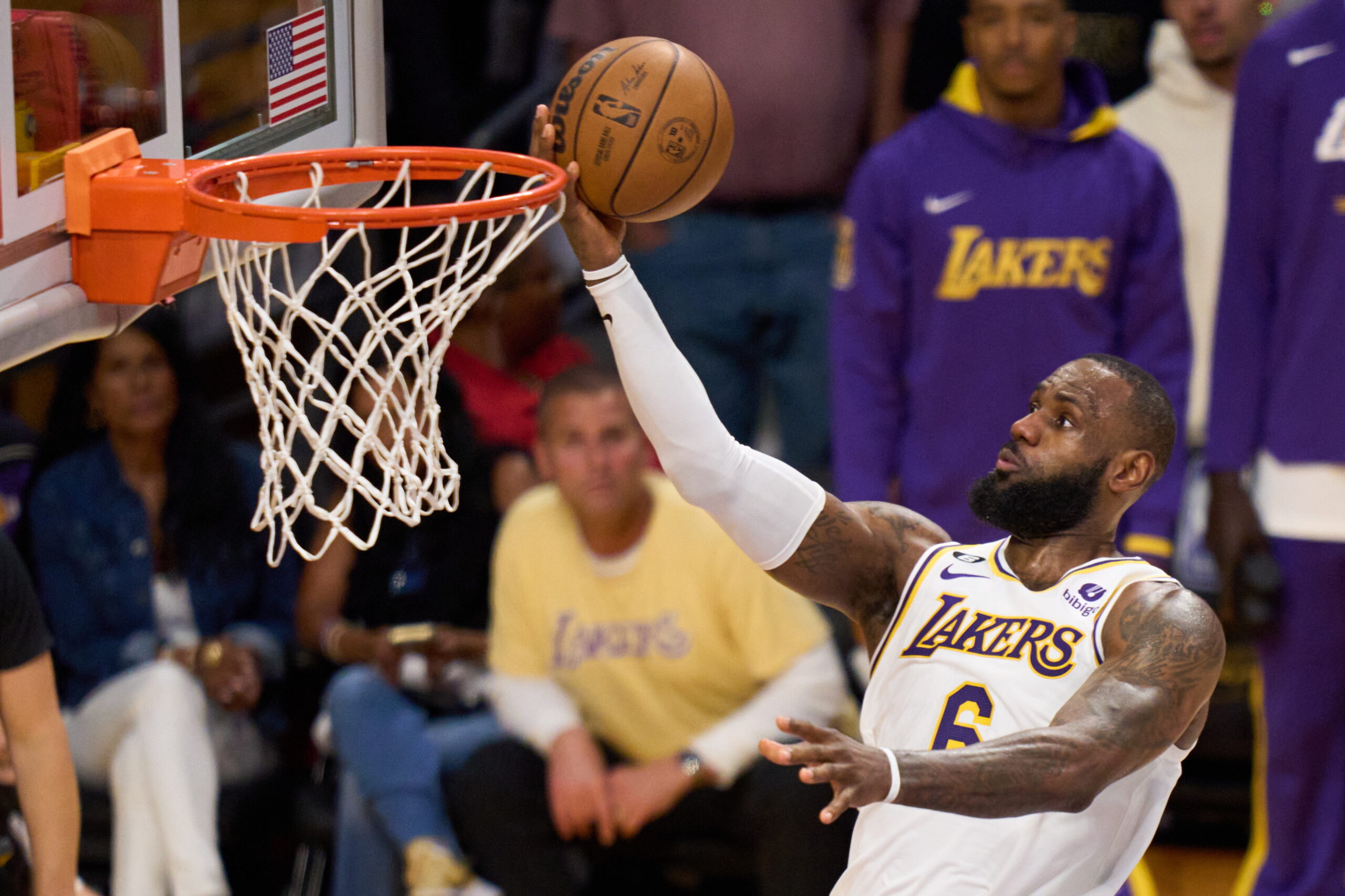 Propietaria de los Lakers se compromete a retirar la camiseta de LeBron James