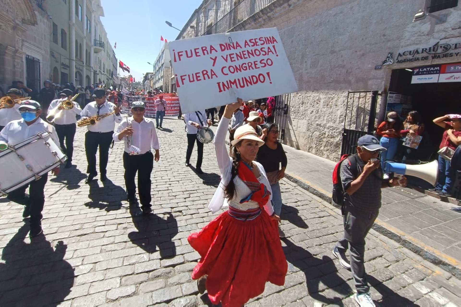 Manifestantes antigubernamentales retoman protestas en varios puntos del sur de Perú Manifestantes antigubernamentales retoman protestas en varios puntos del sur de Perú