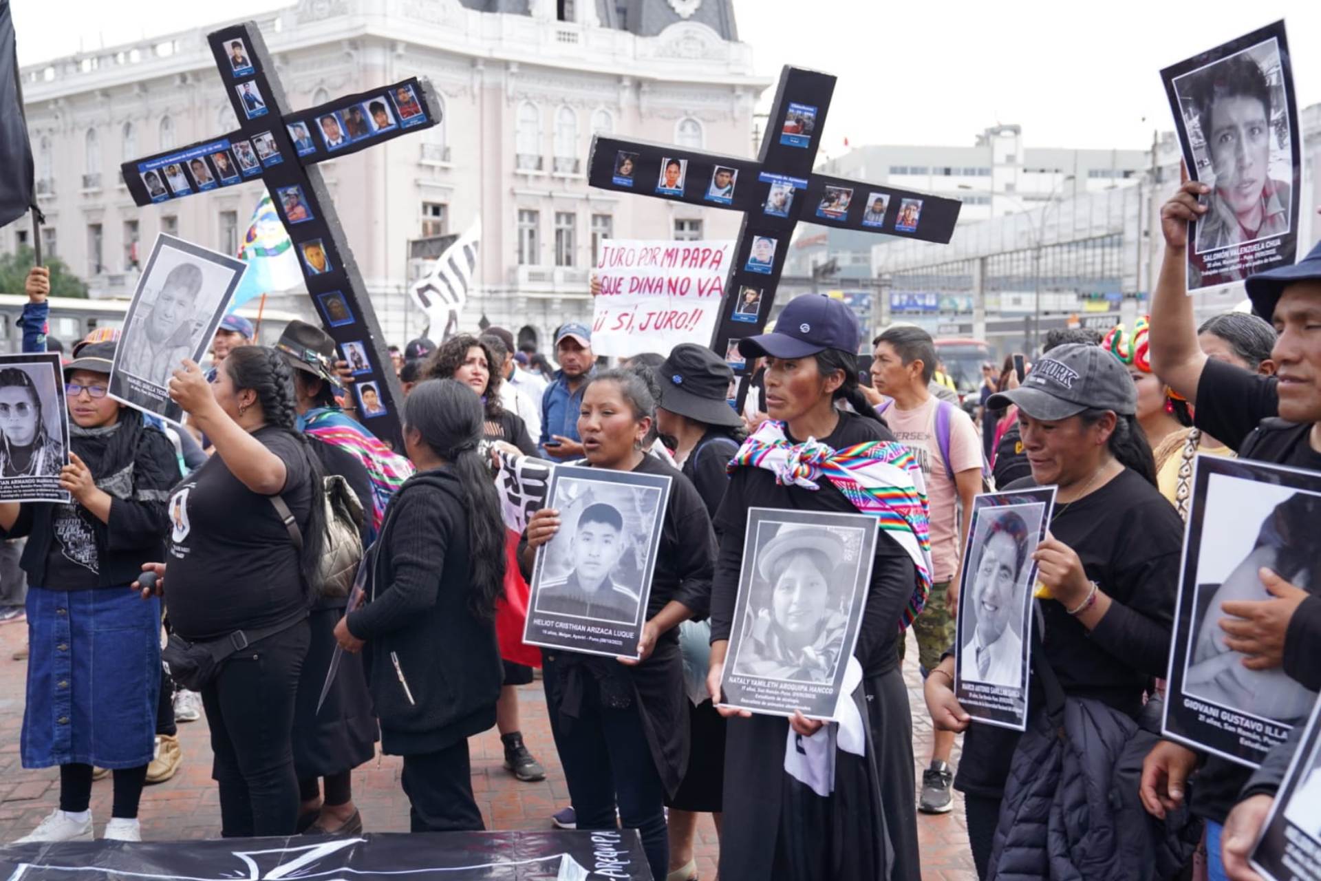 Manifestantes y Policía de Perú chocan durante homenaje a muertos en protestas Manifestantes y Policía de Perú chocan durante homenaje a muertos en protestas
