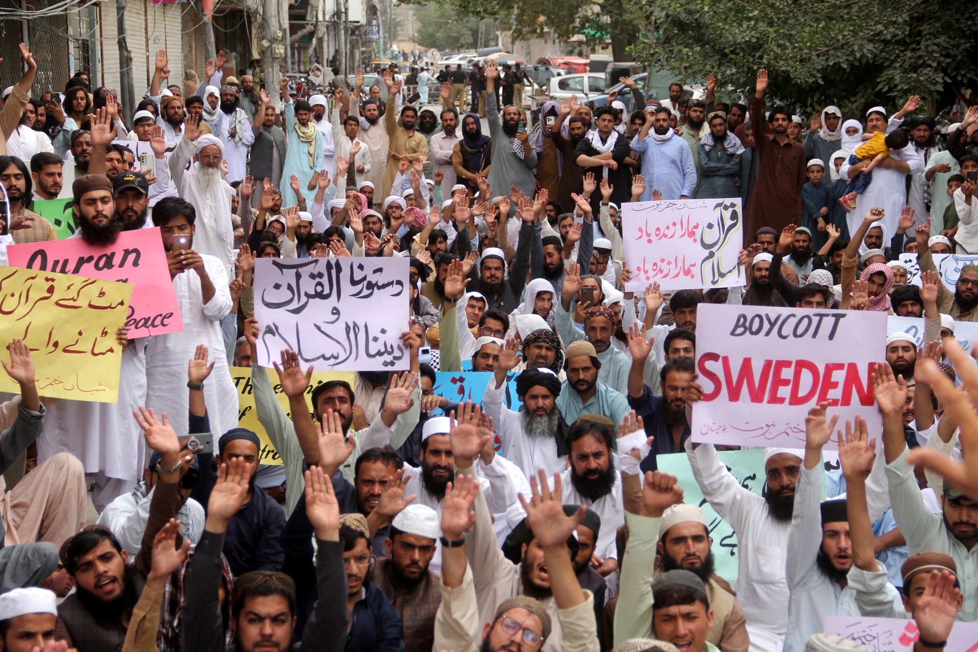 Protestas multitudinarias en Pakistán por la quema del Corán en Suecia