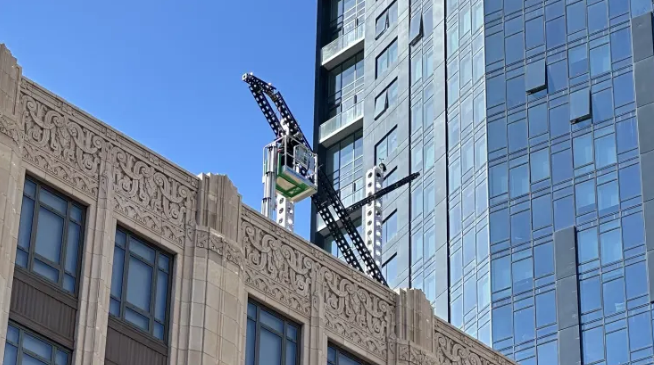 Retiran el letrero gigante luminoso en forma de X, en edificio de Twitter