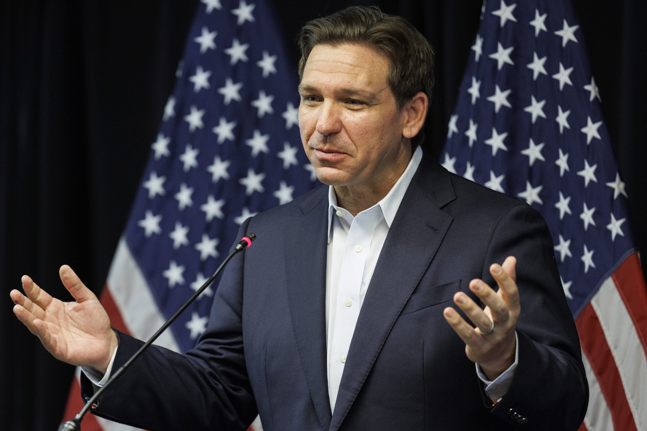 Ron DeSantis recorta hasta un tercio de su equipo de campaña
