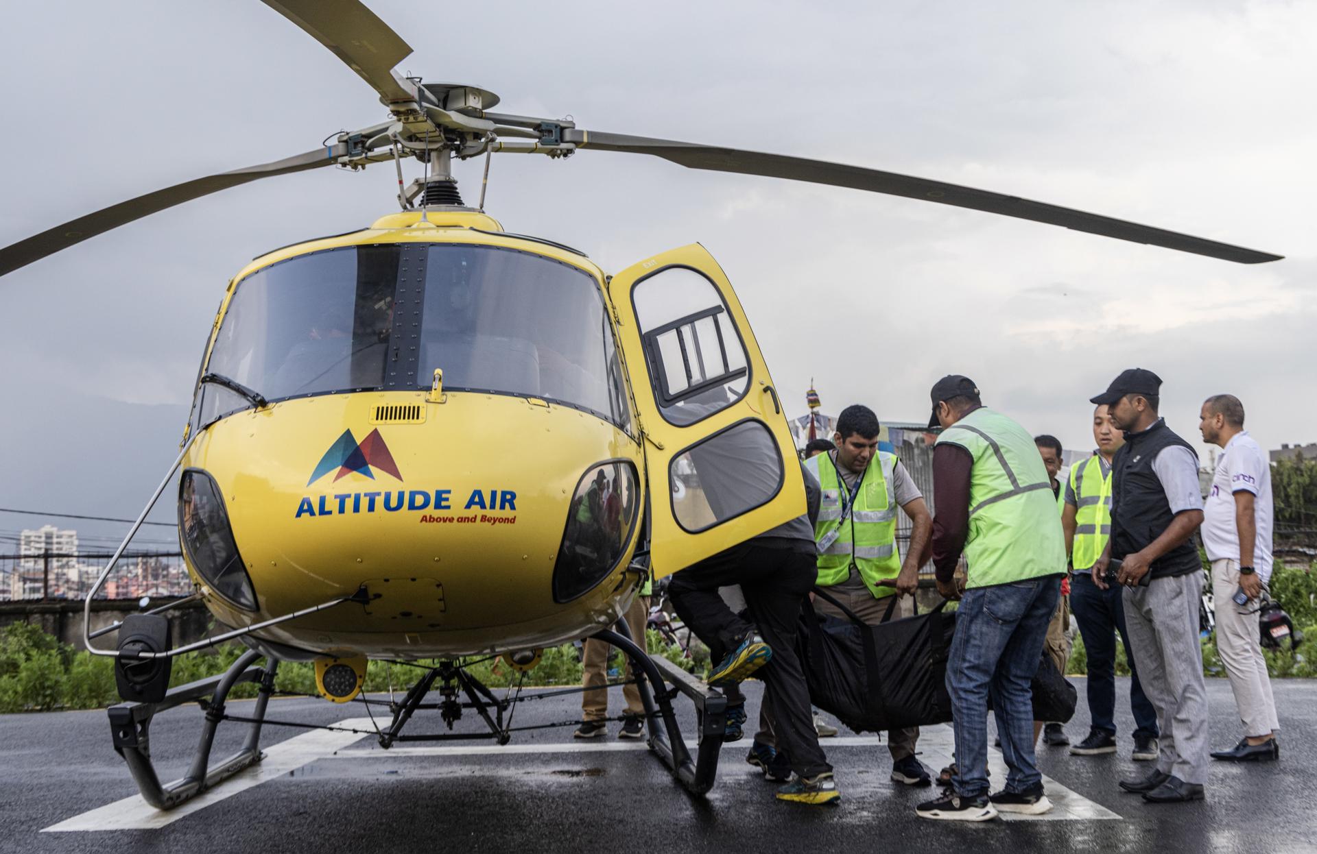 Trasladan a Katmandú los cuerpos de las víctimas del helicóptero estrellado en Nepal