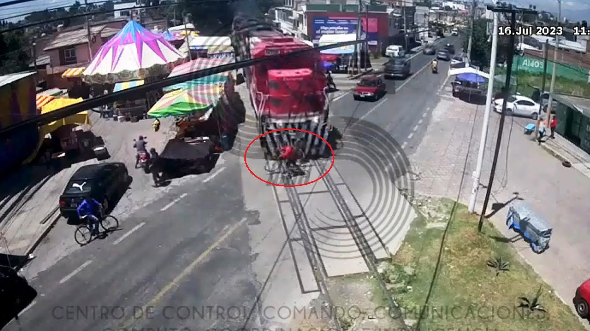 #Video Tren se lleva a ciclista que intentó ganarle el paso #Video Tren se lleva a ciclista que intentó ganarle el paso