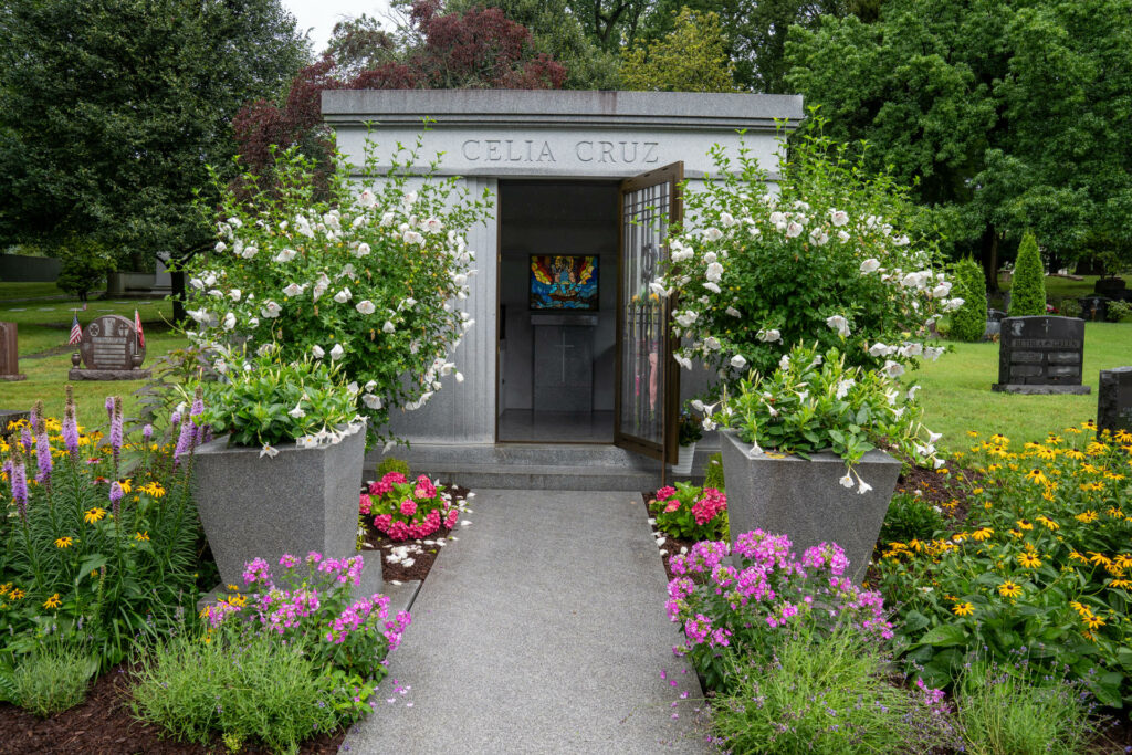 Celia Cruz y su grito "¡Azúcar!" siguen vivos tras cumplirse dos décadas de su muerte - tumba-de-celia-cruz-1024x683