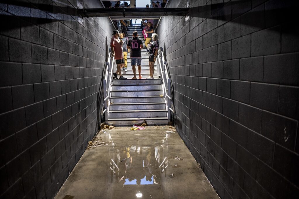 Una fiesta y una tormenta reciben a Messi previo a su presentación con el Inter Miami - una-fiesta-y-una-tormenta-reciben-a-messi-previo-a-su-presentacion-con-el-inter-miami-2-1024x683