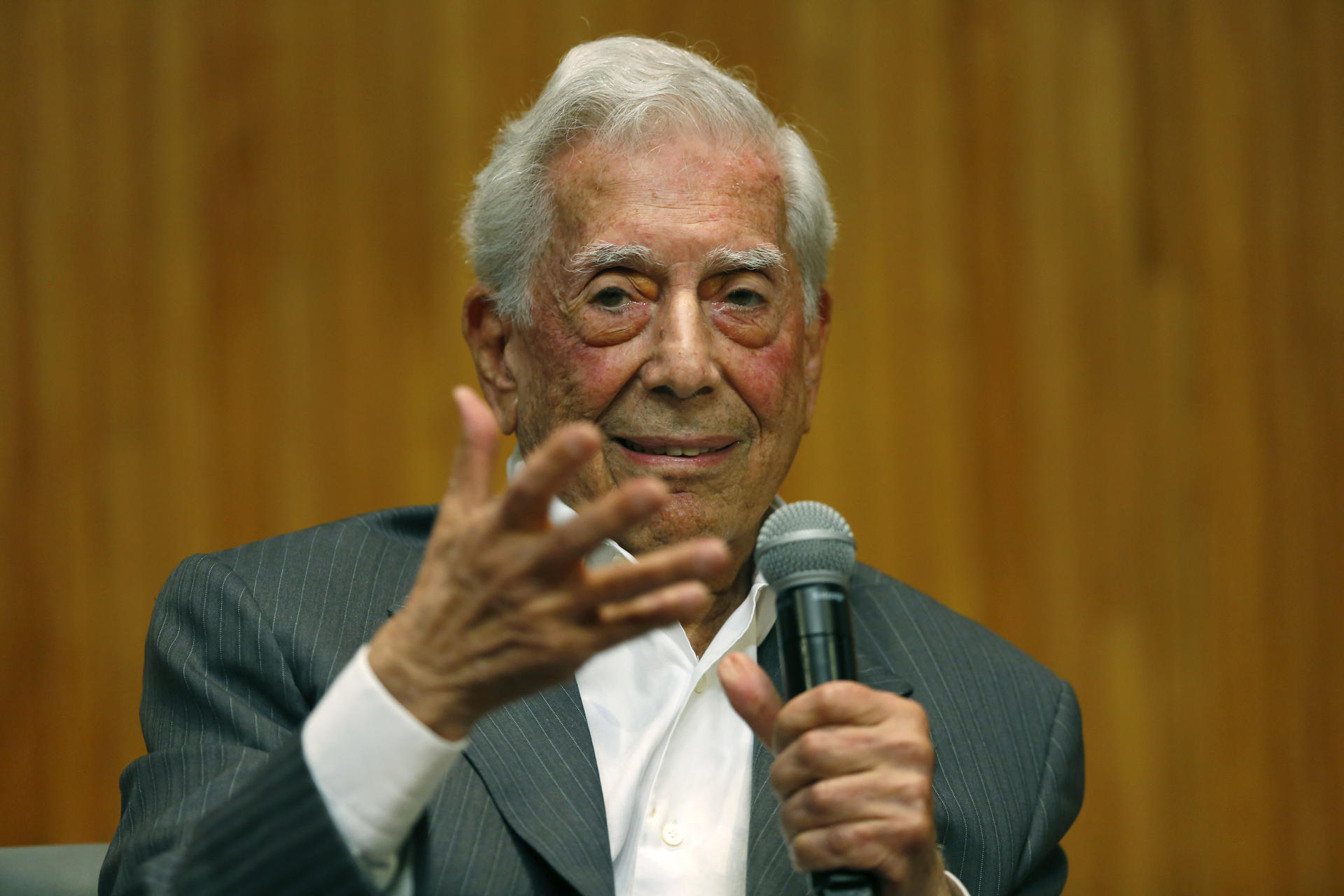 Hospitalizan por segunda vez a Mario Vargas Llosa por COVID-19