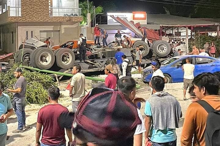 #Video Vuelca tráiler en Campeche con durmientes del Tren Maya #Video Vuelca tráiler en Campeche con durmientes del Tren Maya