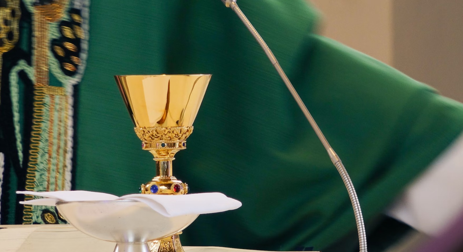 Siguen extorsiones y balaceras, denuncia el obispo de Apatzingán