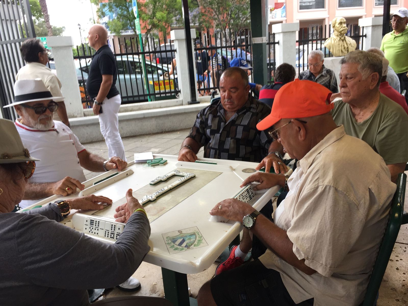El encanto del Parque Dominó en la Pequeña Habana de Miami