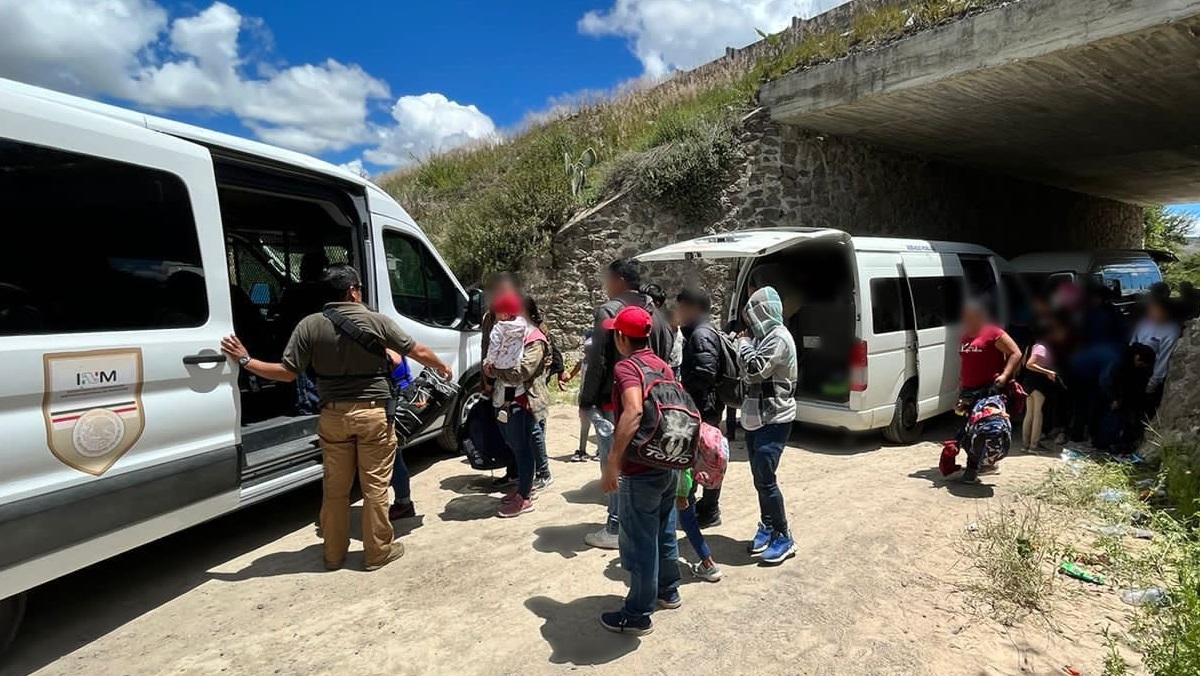 Rescatan a 125 migrantes en carretera de Oaxaca