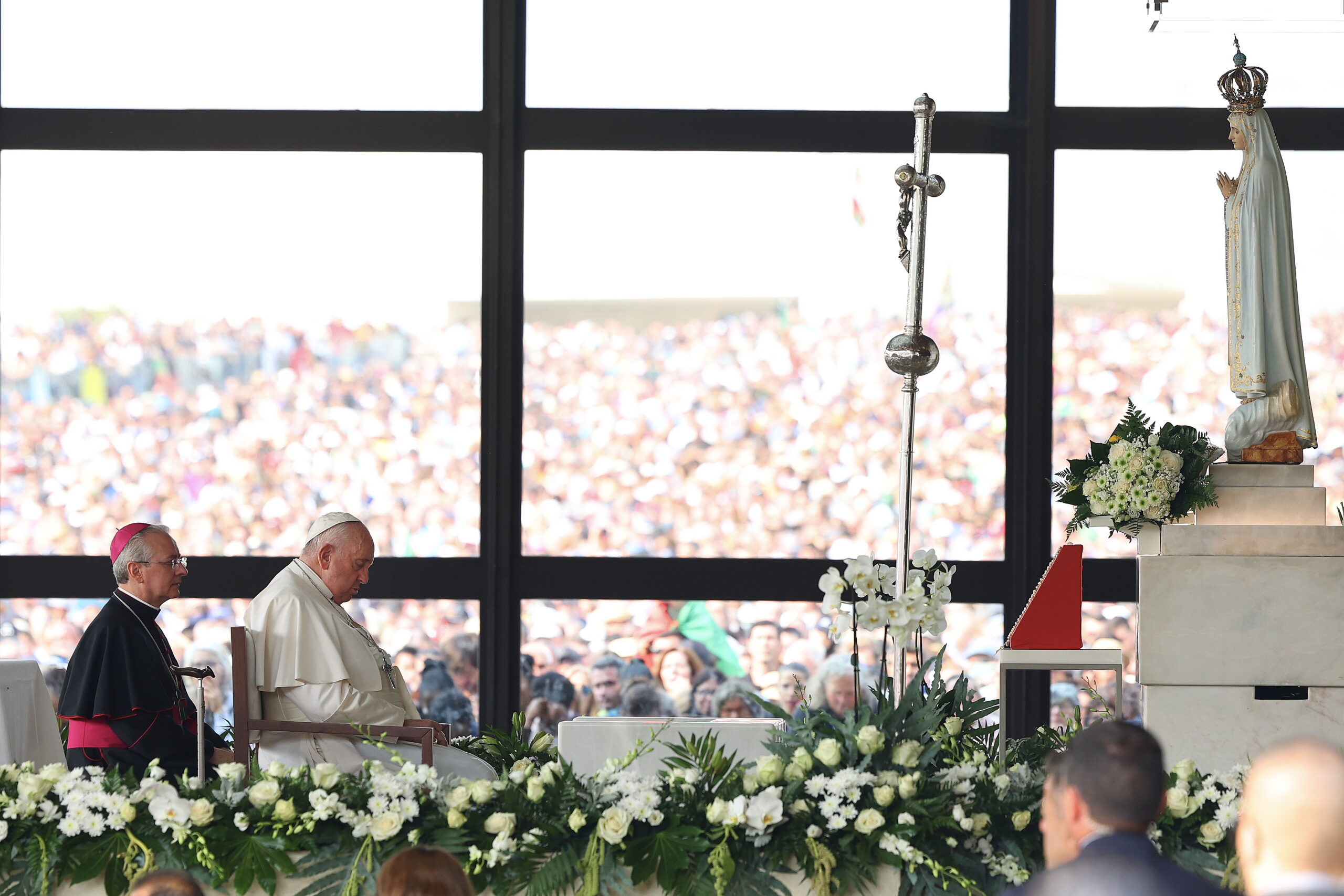 Papa Francisco rezó “con dolor” y en “silencio” por la paz en el mundo ante la Virgen en Fátima