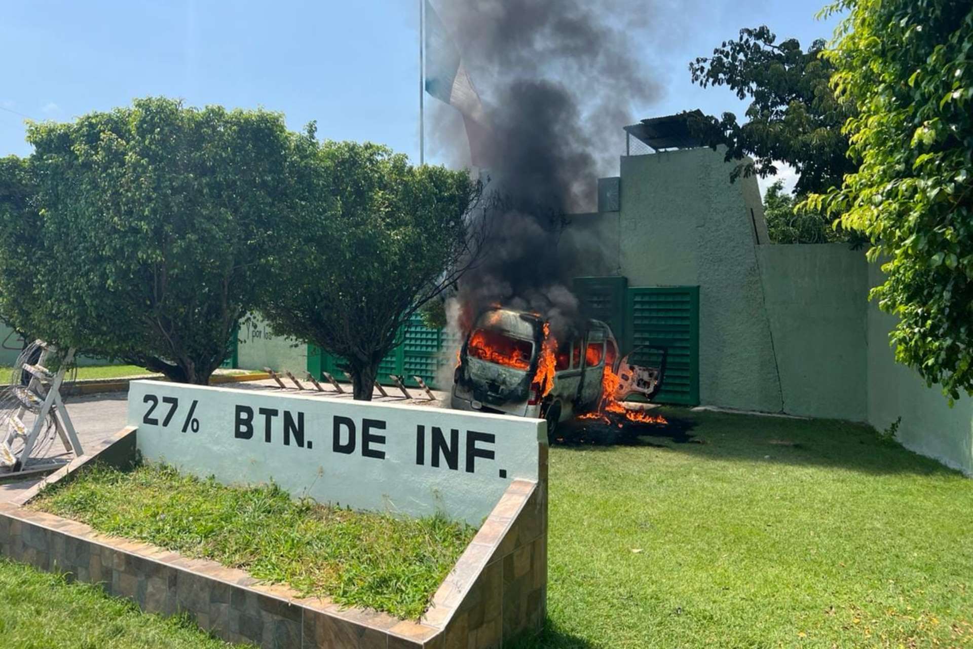 Lanzan gases lacrimógenos contra padres de Ayotzinapa desde cuartel militar en Iguala Lanzan gases lacrimógenos contra padres de Ayotzinapa desde cuartel militar en Iguala