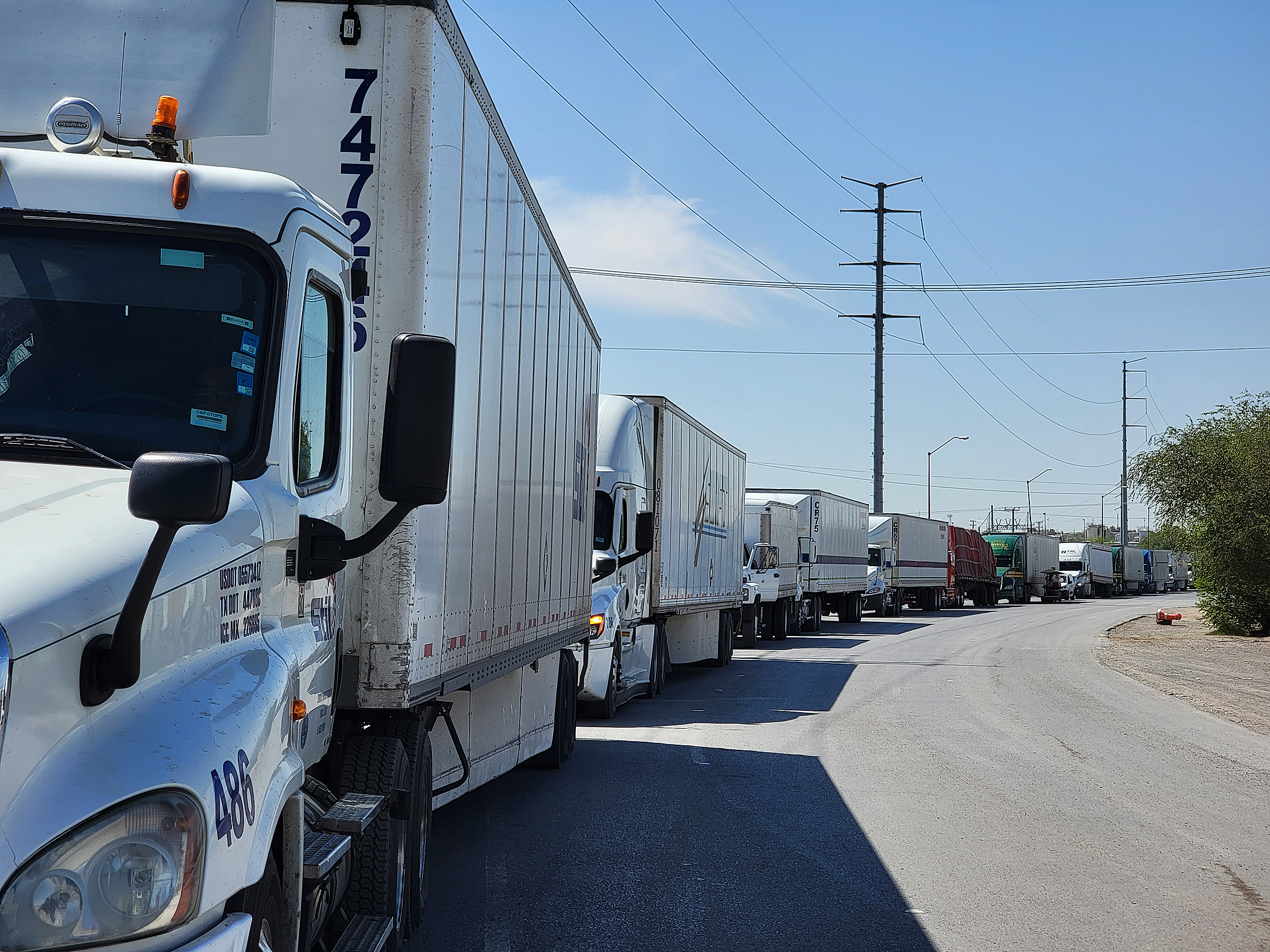 Empresarios de Ciudad Juárez acusan al gobernador de Texas de obstaculizar el comercio