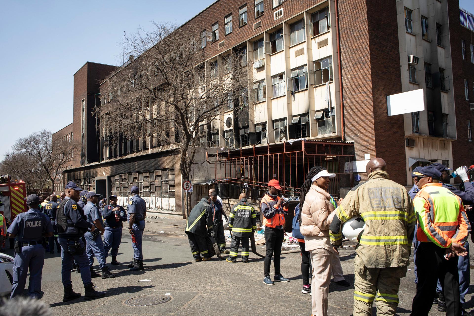 Suben a 77 los muertos en el incendio de un edificio en Johannesburgo