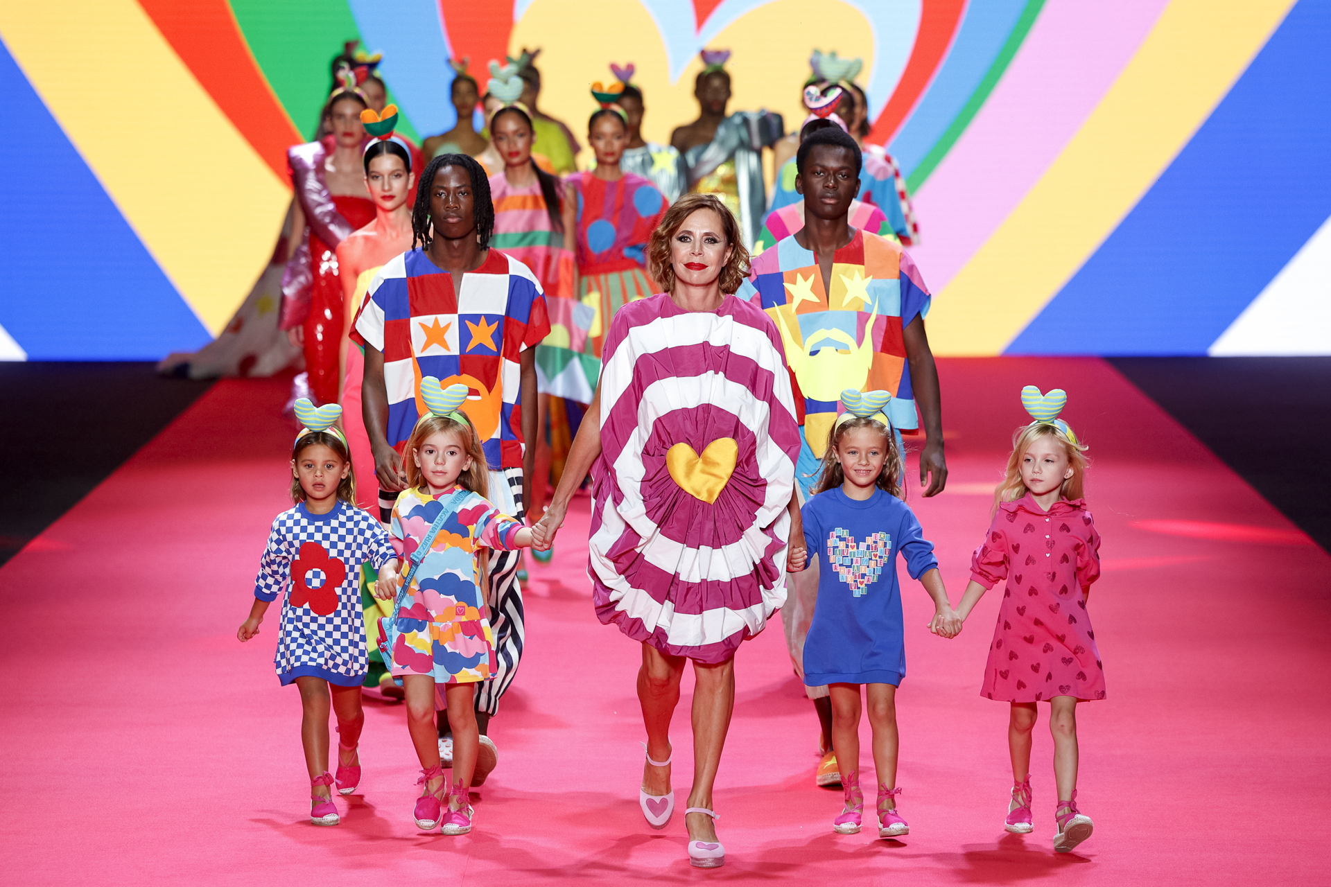 Ágatha Ruiz de la Prada rinde homenaje a África