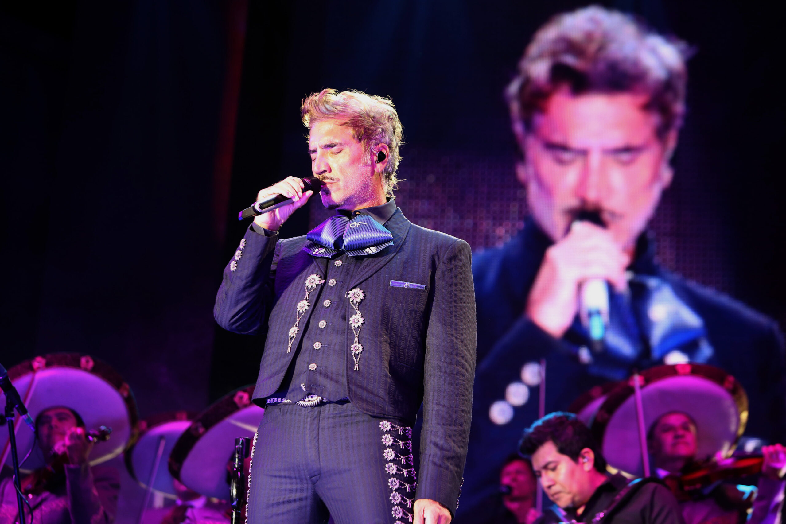 Congresista de EE.UU. propone honrar a Alejandro Fernández por promover la cultura latina Congresista de EE.UU. propone honrar a Alejandro Fernández por promover la cultura latina