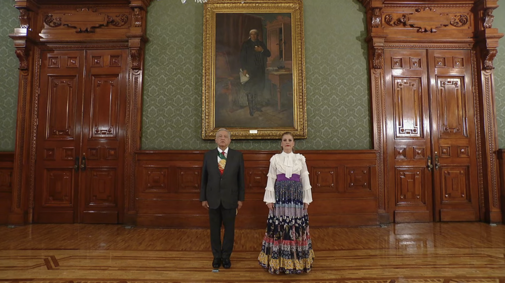 "¡Viva el amor!": López Obrador encabeza el Grito de Independencia - amlo-beatriz-gutierrez-grito-de-independencia-1024x575