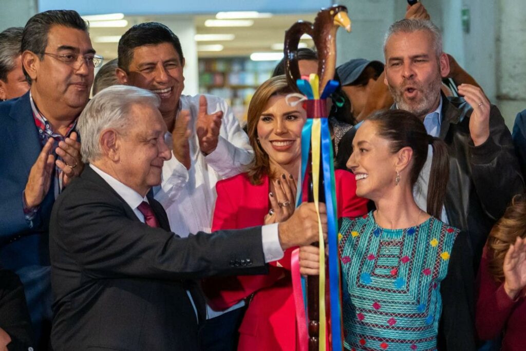 AMLO López Obrador bastón de mando Sheinbaum