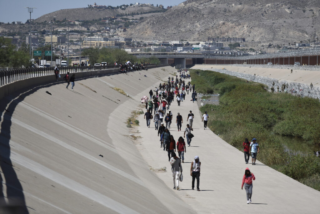 Autoridades disuelven campamento de migrantes en la frontera de México con EE.UU. - autoridades-desalojan-campamento-de-migrantes-en-la-frontera-de-mexico-con-eeuu-1024x686