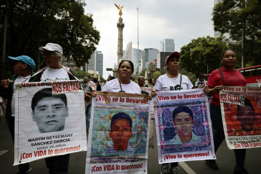 AMLO se reúne con los padres de los normalistas desaparecidos de Ayotzinapa