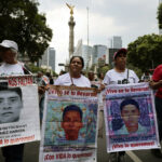 AMLO se reúne con los padres de los normalistas desaparecidos de Ayotzinapa