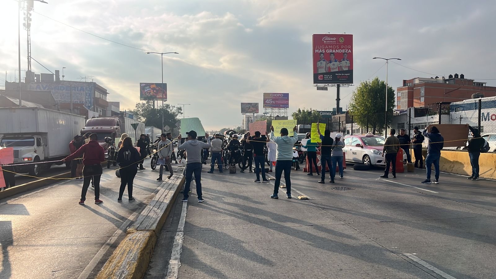 Vecinos protestan en Circuito Interior contra migrantes Vecinos protestan en Circuito Interior contra migrantes