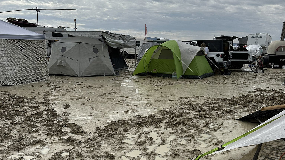 Lluvias convierten al Burning Man en una pesadilla; miles de asistentes están atrapados Lluvias convierten al Burning Man en una pesadilla; miles de asistentes están atrapados