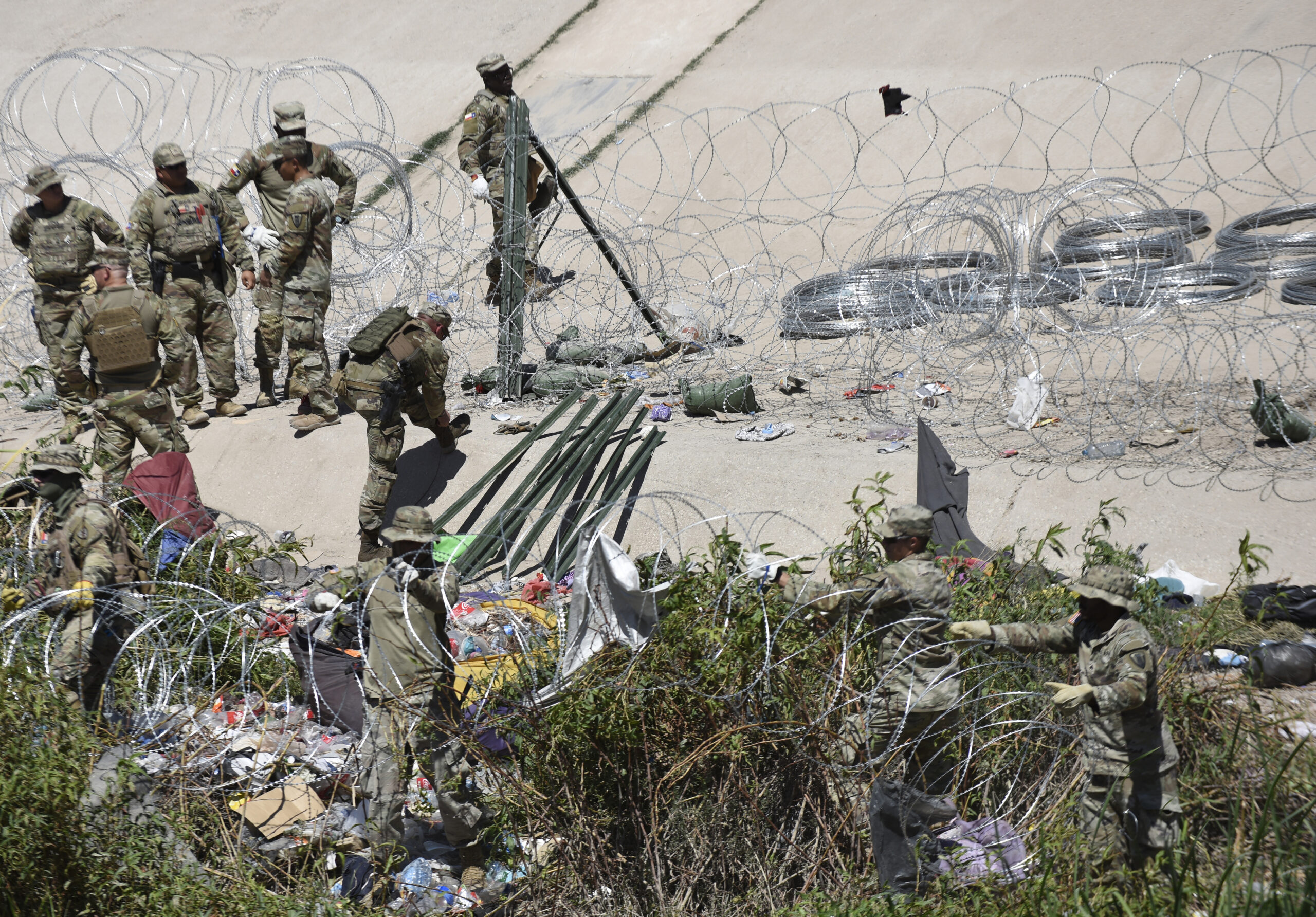 Autoridades disuelven campamento de migrantes en la frontera de México con EE.UU. Autoridades disuelven campamento de migrantes en la frontera de México con EE.UU.