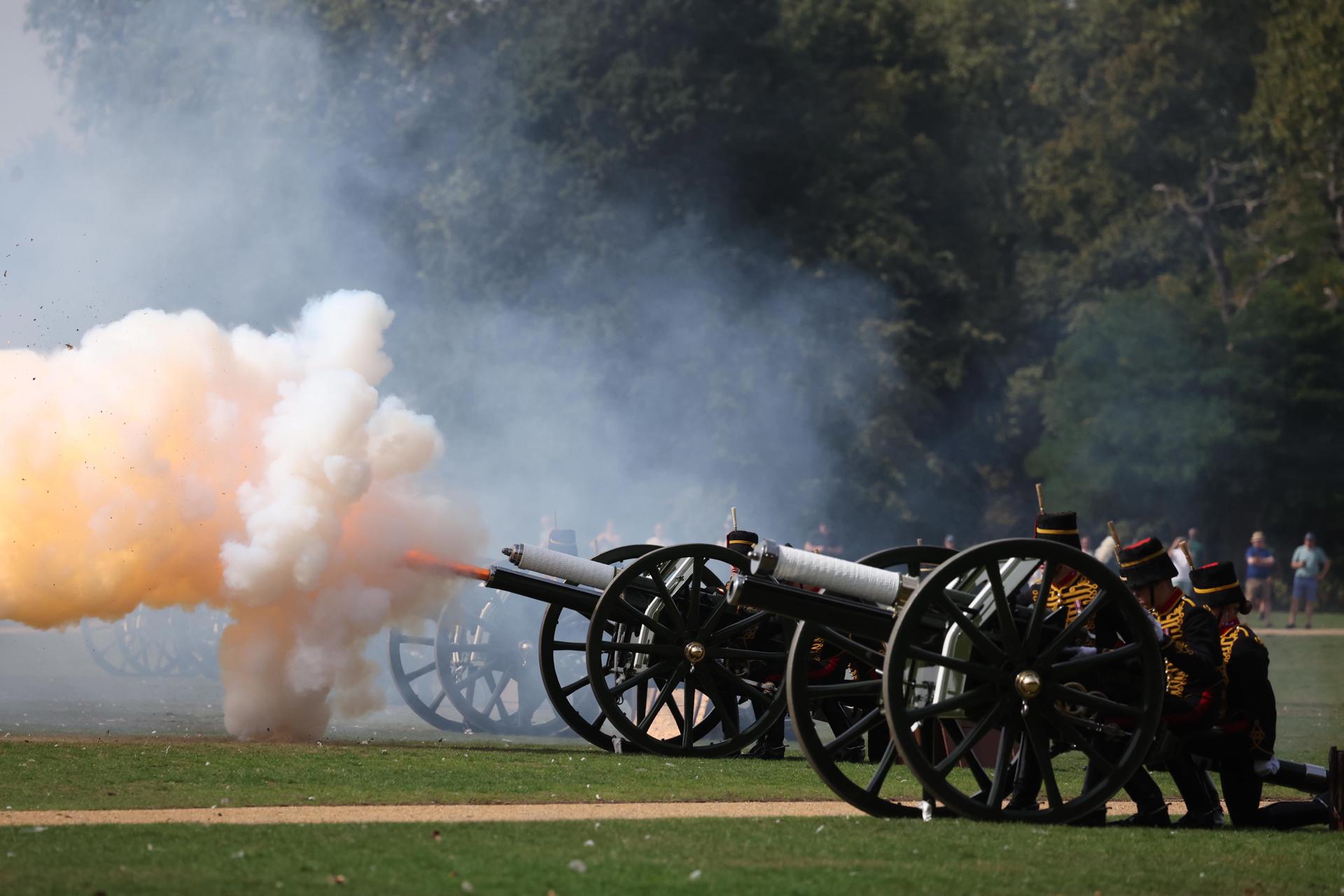 Reino Unido conmemora con salvas de cañón primer aniversario luctuoso de Isabel II