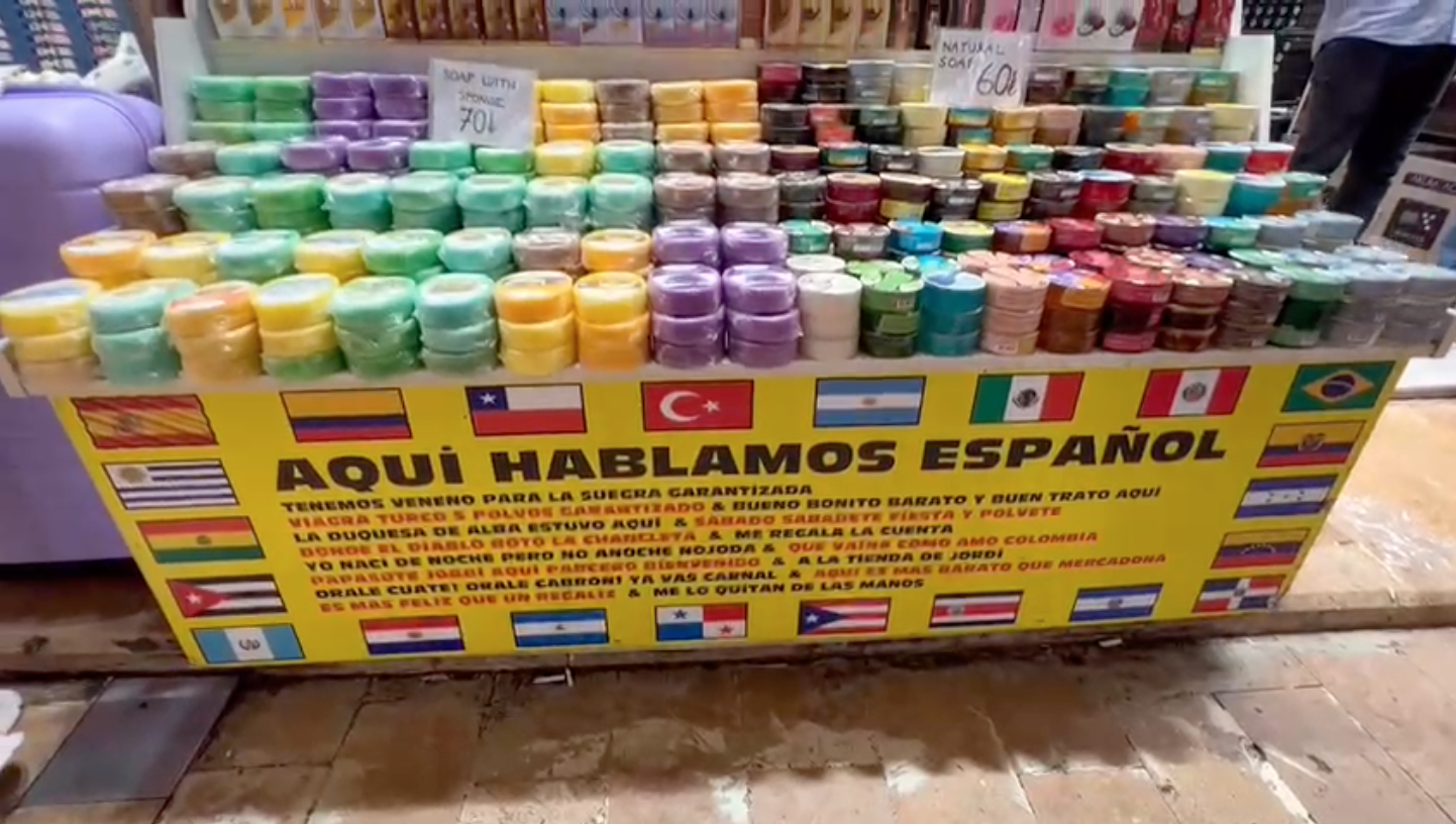 Banderas de México, letreros llamativos y vendedores que hablan español, en el Bazar Egipcio de Estambul