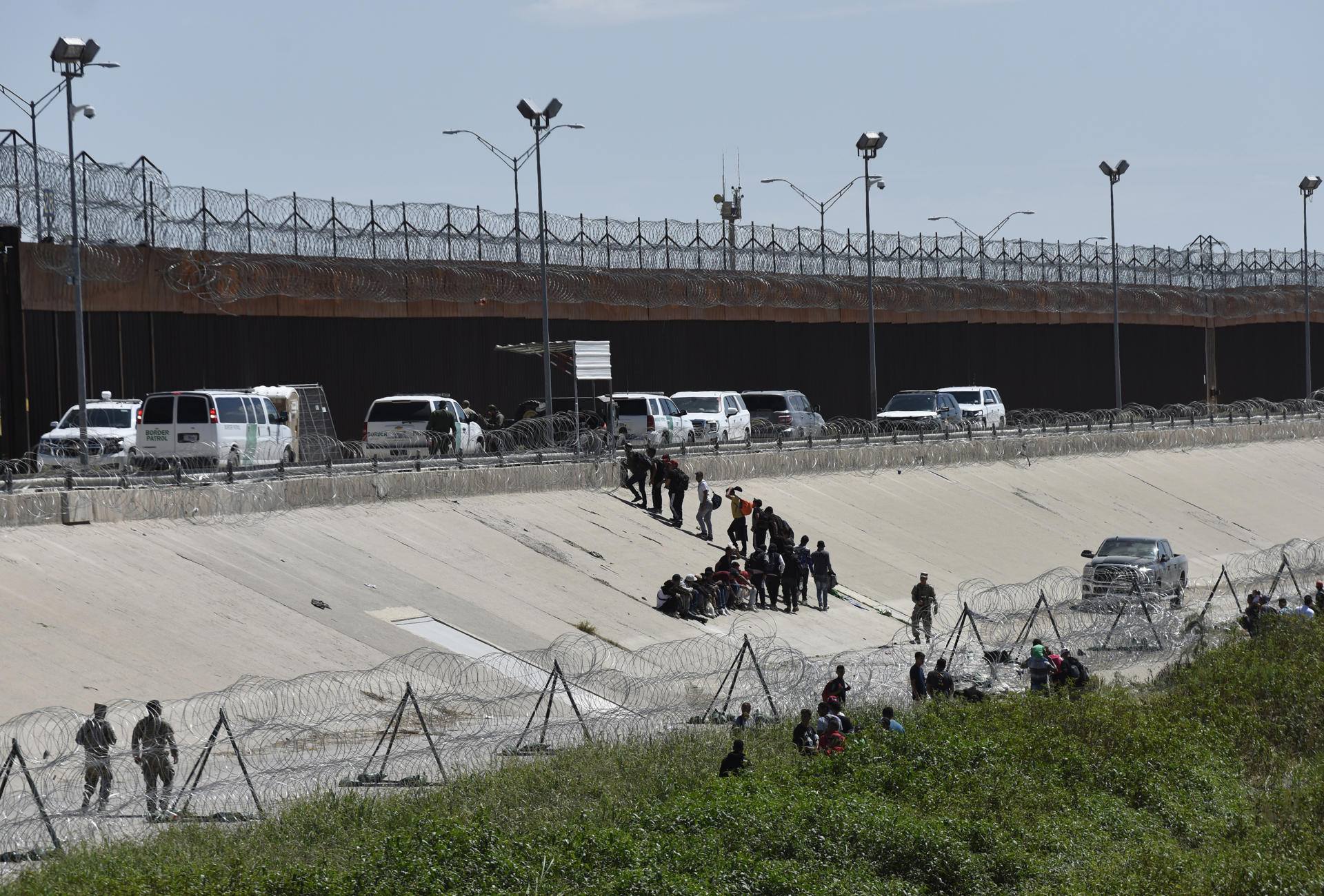 Alcalde dice que El Paso ha llegado a “un punto de quiebre” por oleada de migrantes