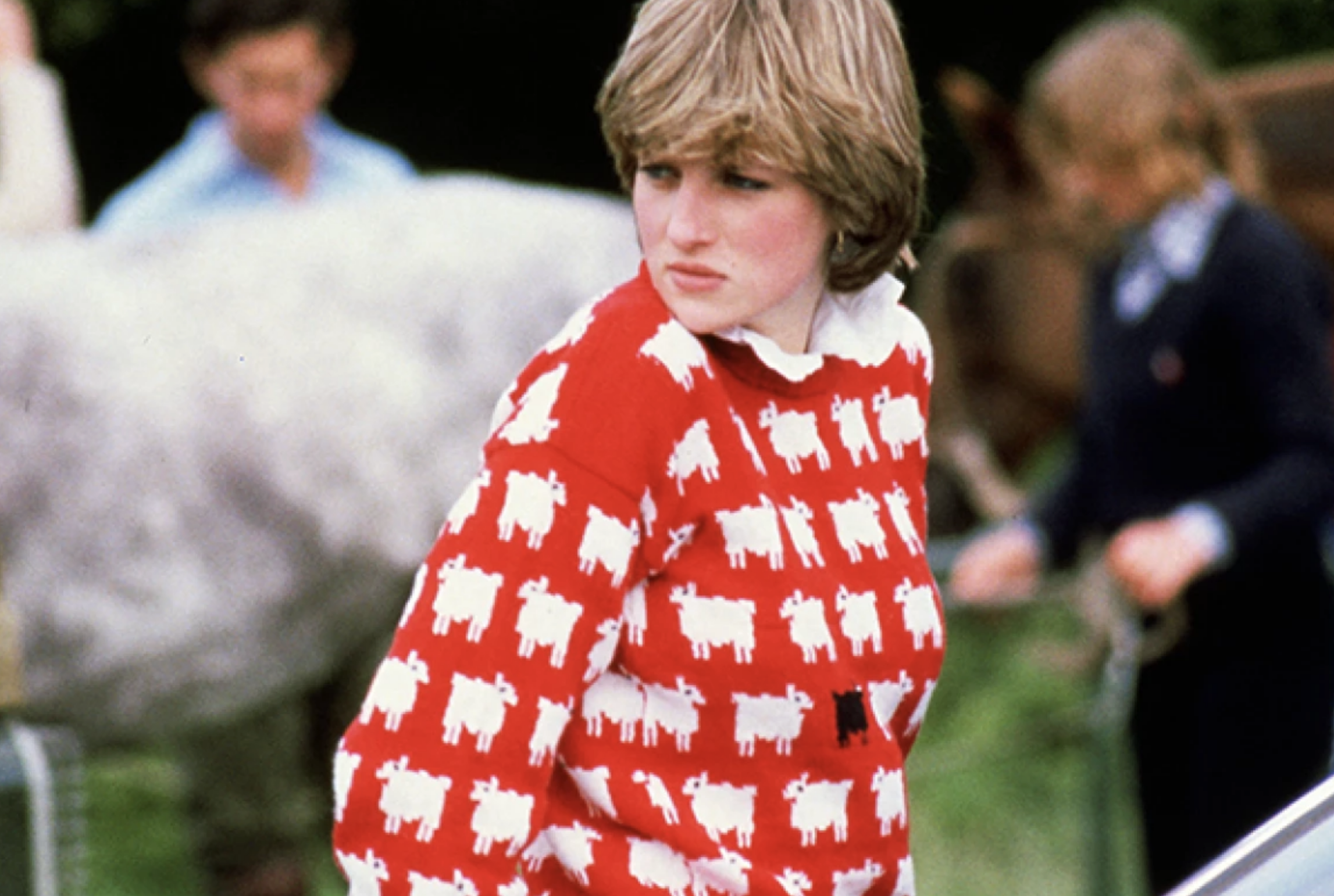 El suéter de Lady Di con una oveja negra se subasta por más de 1 mdd