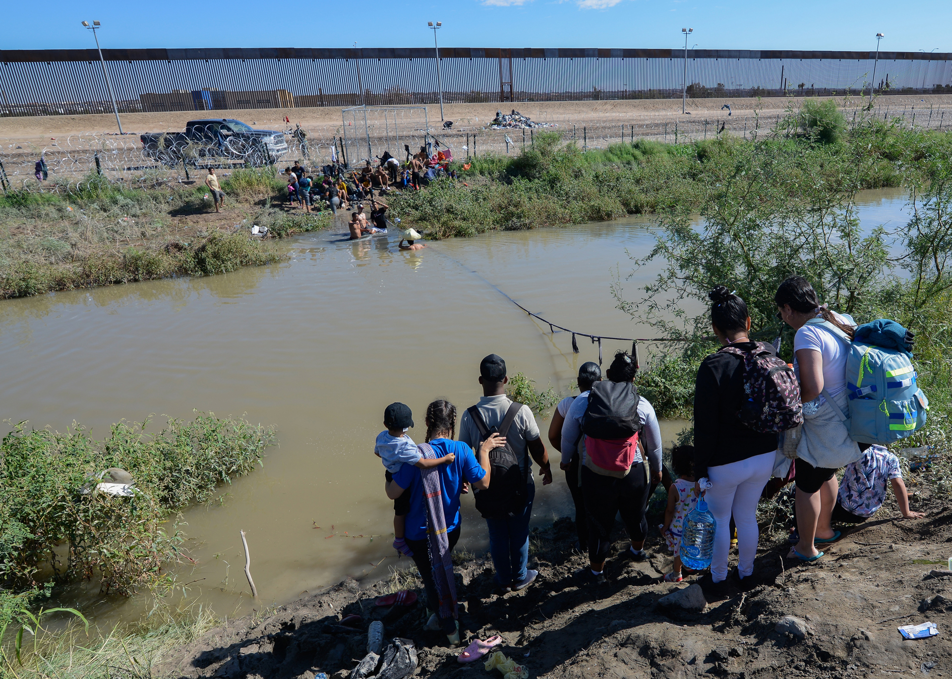 EE.UU. avisa a migrantes que seguirá vigilando la frontera aunque cierre el Gobierno