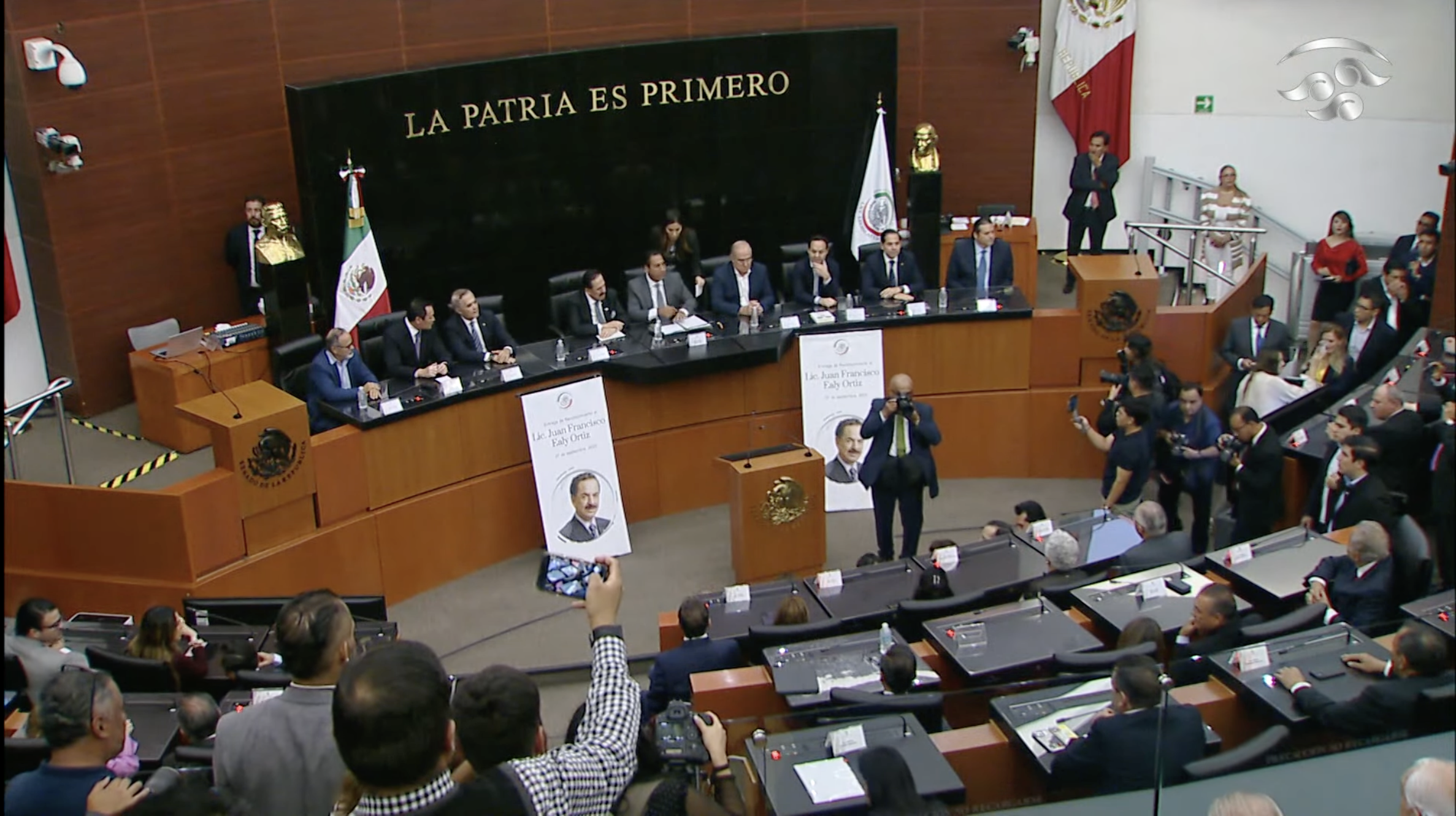 Entrega de reconocimiento a Juan Francisco Ealy Ortiz