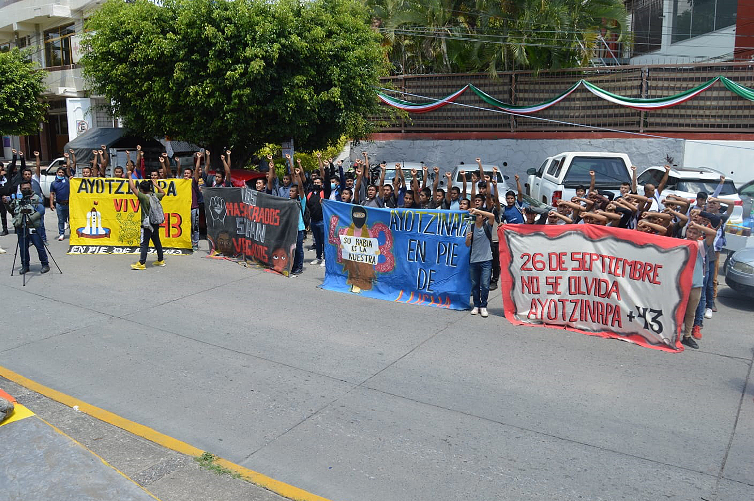 Estudiantes de Ayotzinapa inician protestas por el noveno aniversario del caso Iguala Estudiantes de Ayotzinapa inician protestas por el noveno aniversario del caso Iguala