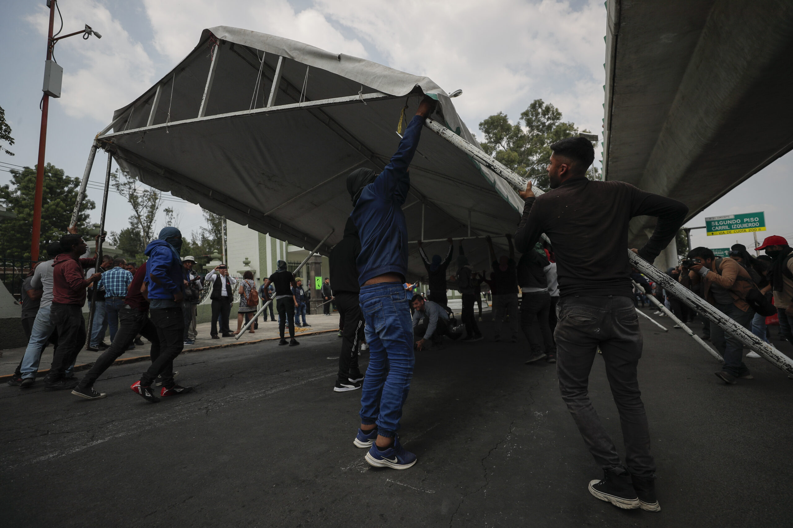 Familiares de los 43 de Ayotzinapa insatisfechos tras reunión con Poder Judicial en México