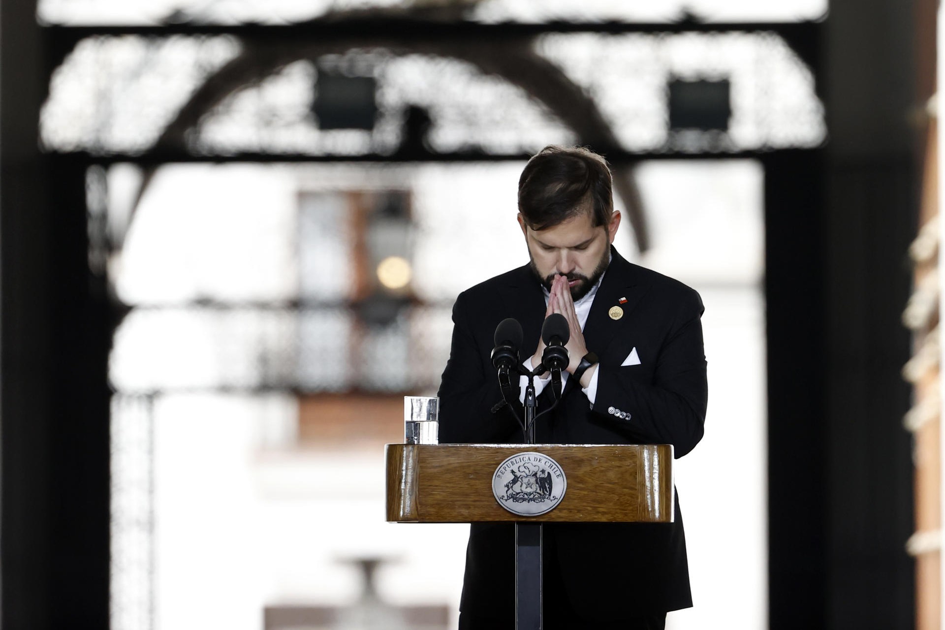 Boric pide que “nunca más la violencia sustituya el debate democrático”