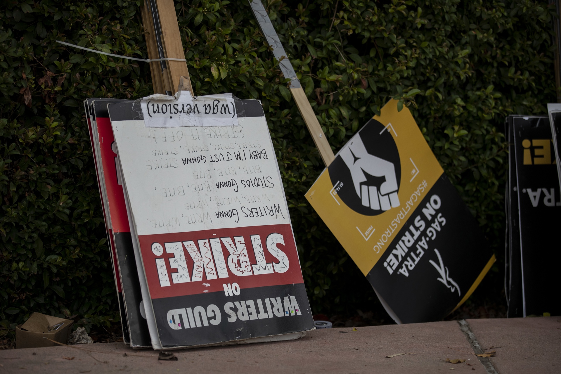 Guionistas de Hollywood logran un principio de acuerdo que podría terminal su huelga Guionistas de Hollywood logran un principio de acuerdo que podría terminal su huelga