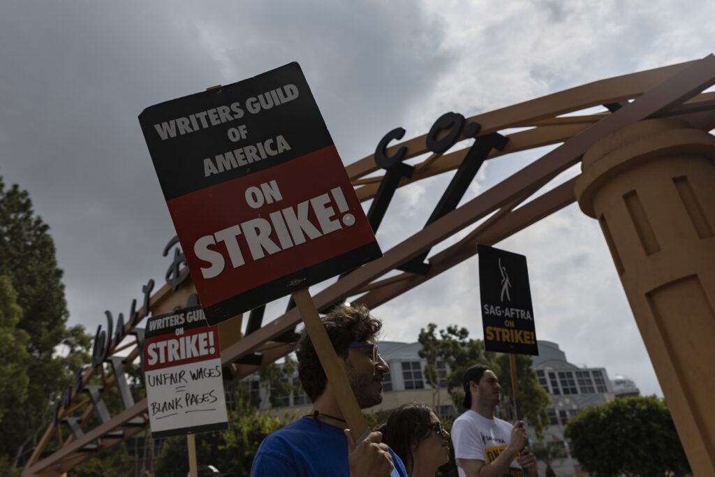 Guionistas de Hollywood aguardan con cautela un "final feliz" a la huelga - guionistas-de-hollywood-logran-un-principio-de-acuerdo-que-podria-terminal-su-huelga-3-1024x683