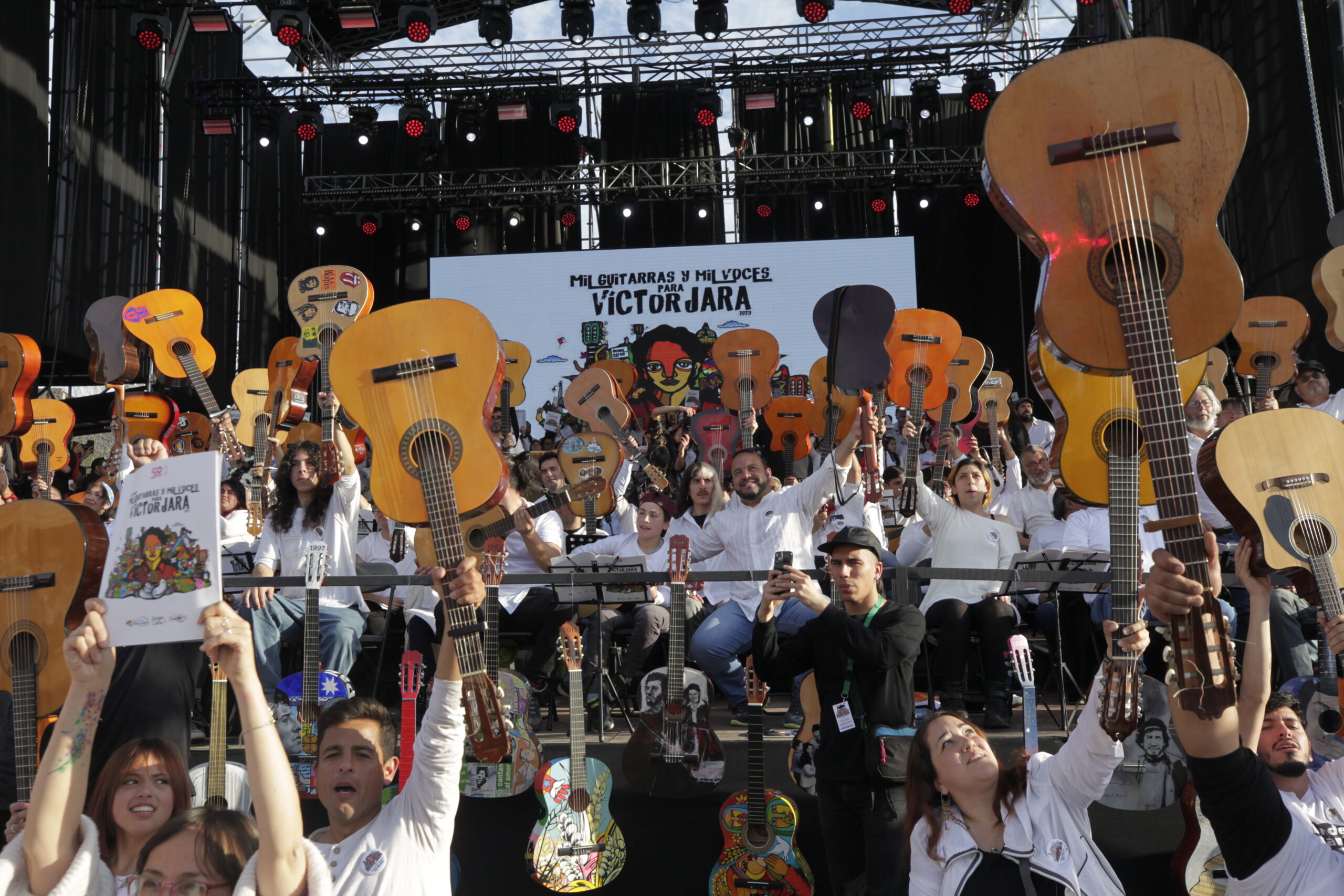 Más de 20 mil personas rinden homenaje a Víctor Jara a 50 años de su asesinato Más de 20 mil personas rinden homenaje a Víctor Jara a 50 años de su asesinato