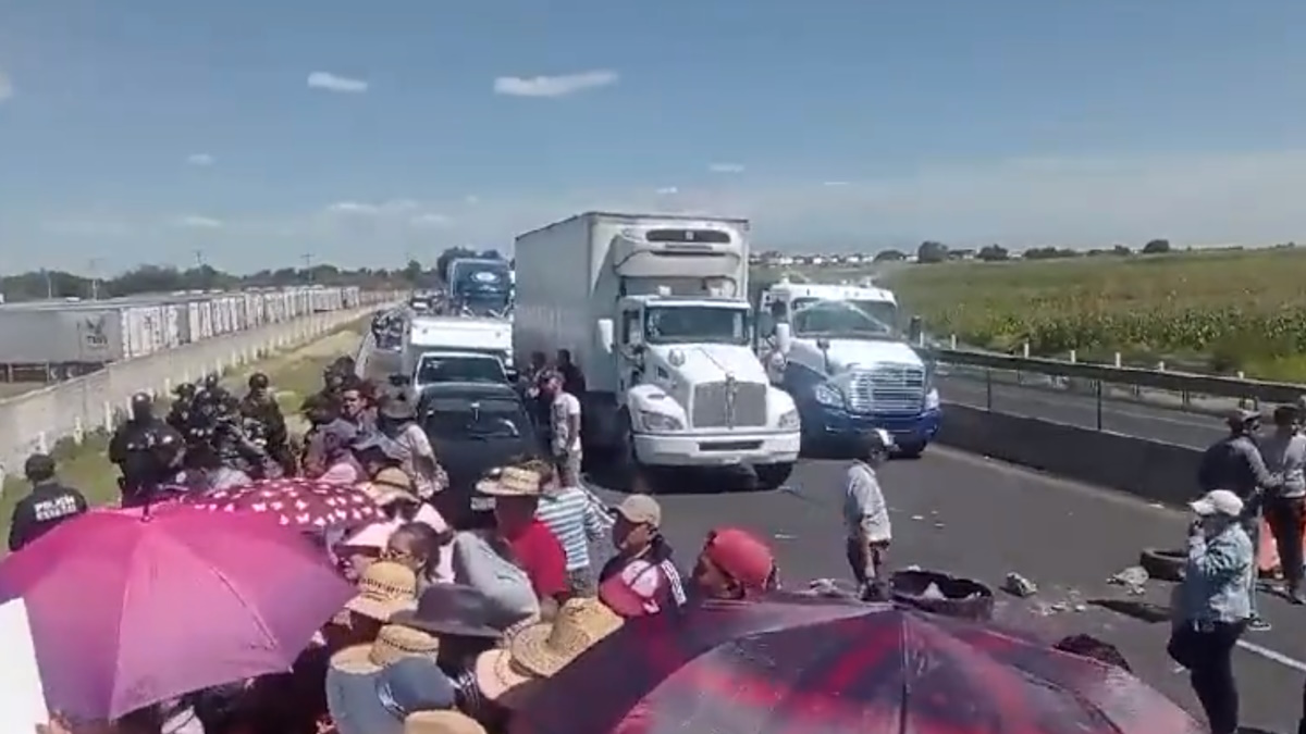Habitantes de Jaltengo bloquean el Circuito Exterior Mexiquense