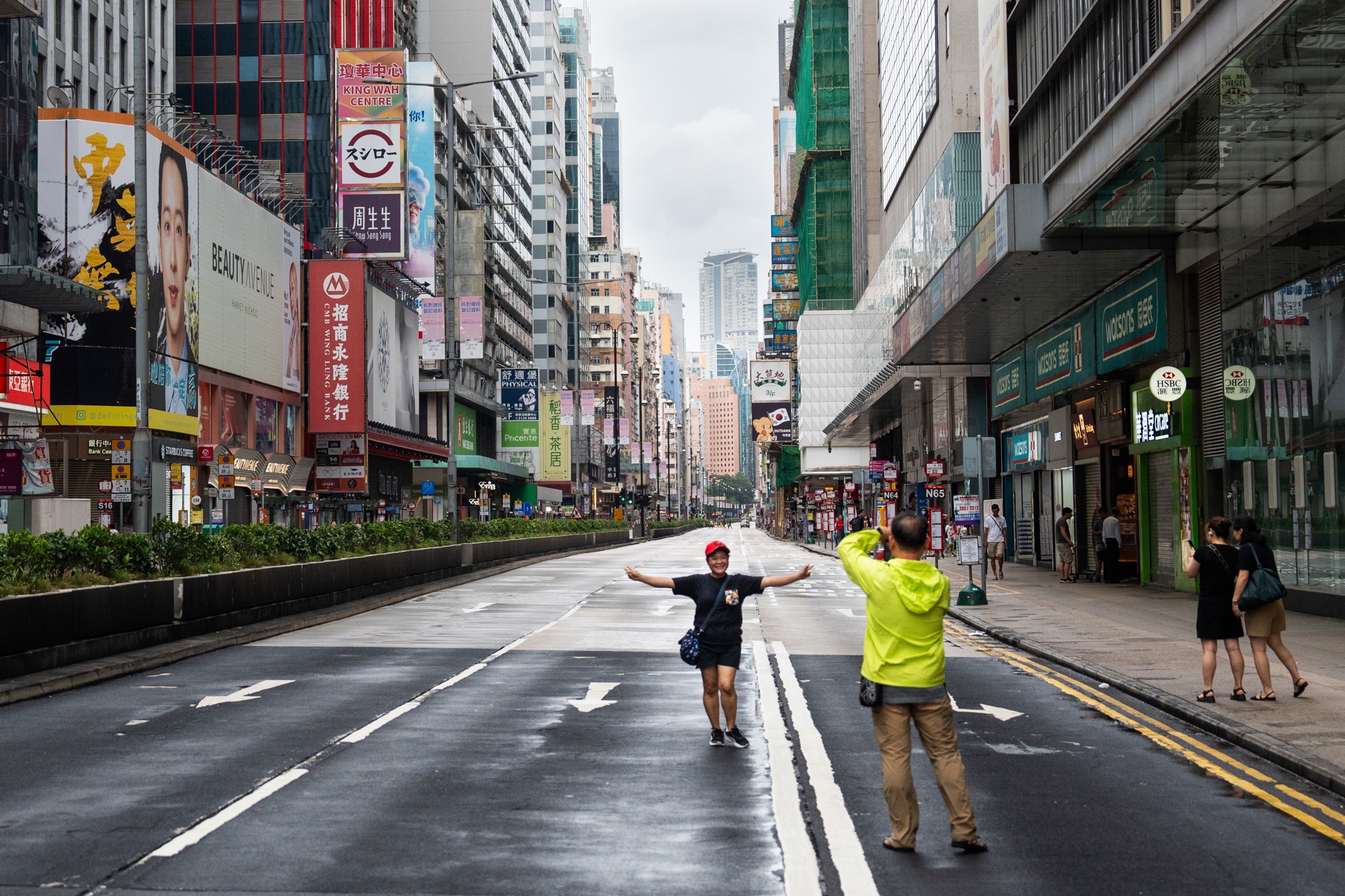 Hong Kong se paraliza y eleva la alerta ante la llegada del supertifón Saola