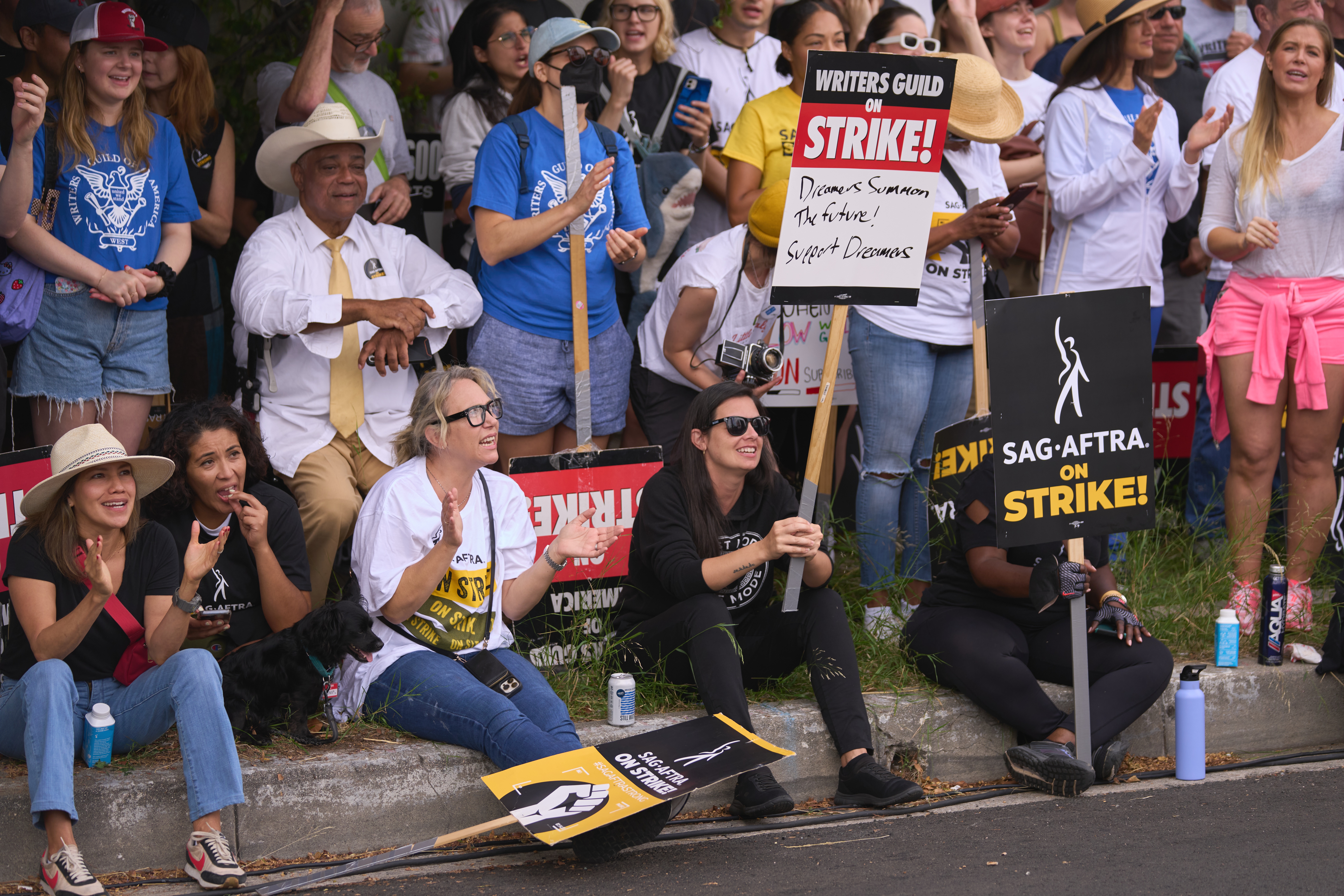 Guionistas de Hollywood aguardan con cautela un “final feliz” a la huelga Guionistas de Hollywood aguardan con cautela un “final feliz” a la huelga