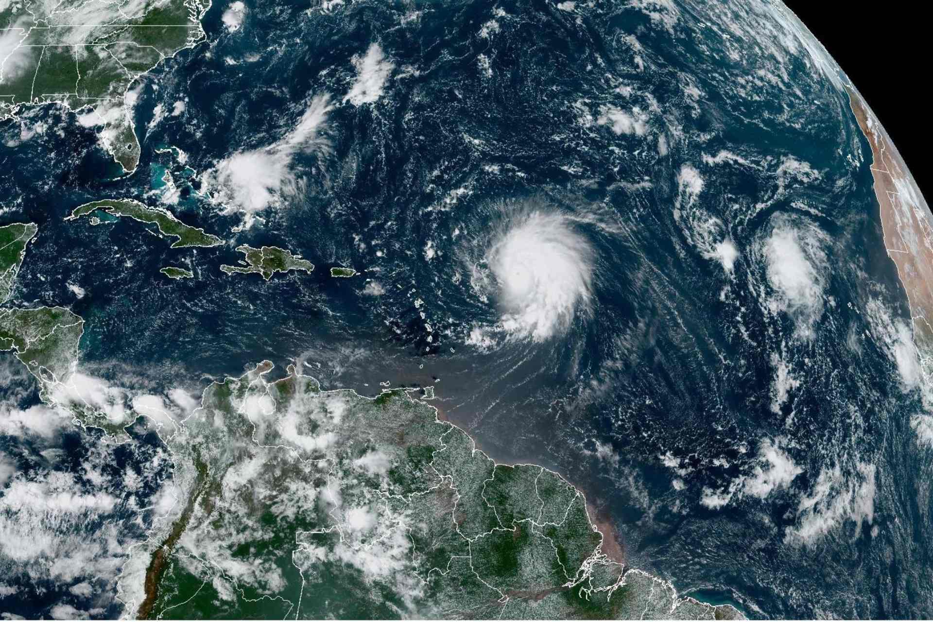 Lee baja a categoría 4 pero sigue siendo un “poderoso” huracán Lee baja a categoría 4 pero sigue siendo un “poderoso” huracán