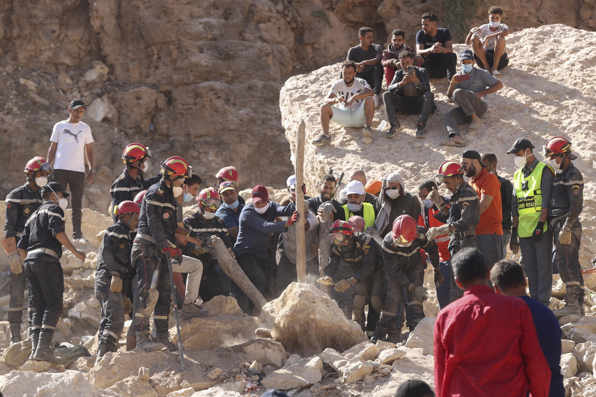 Equipos de rescate siguen buscando cadáveres en Marruecos entre escombros y temblores Equipos de rescate siguen buscando cadáveres en Marruecos entre escombros y temblores