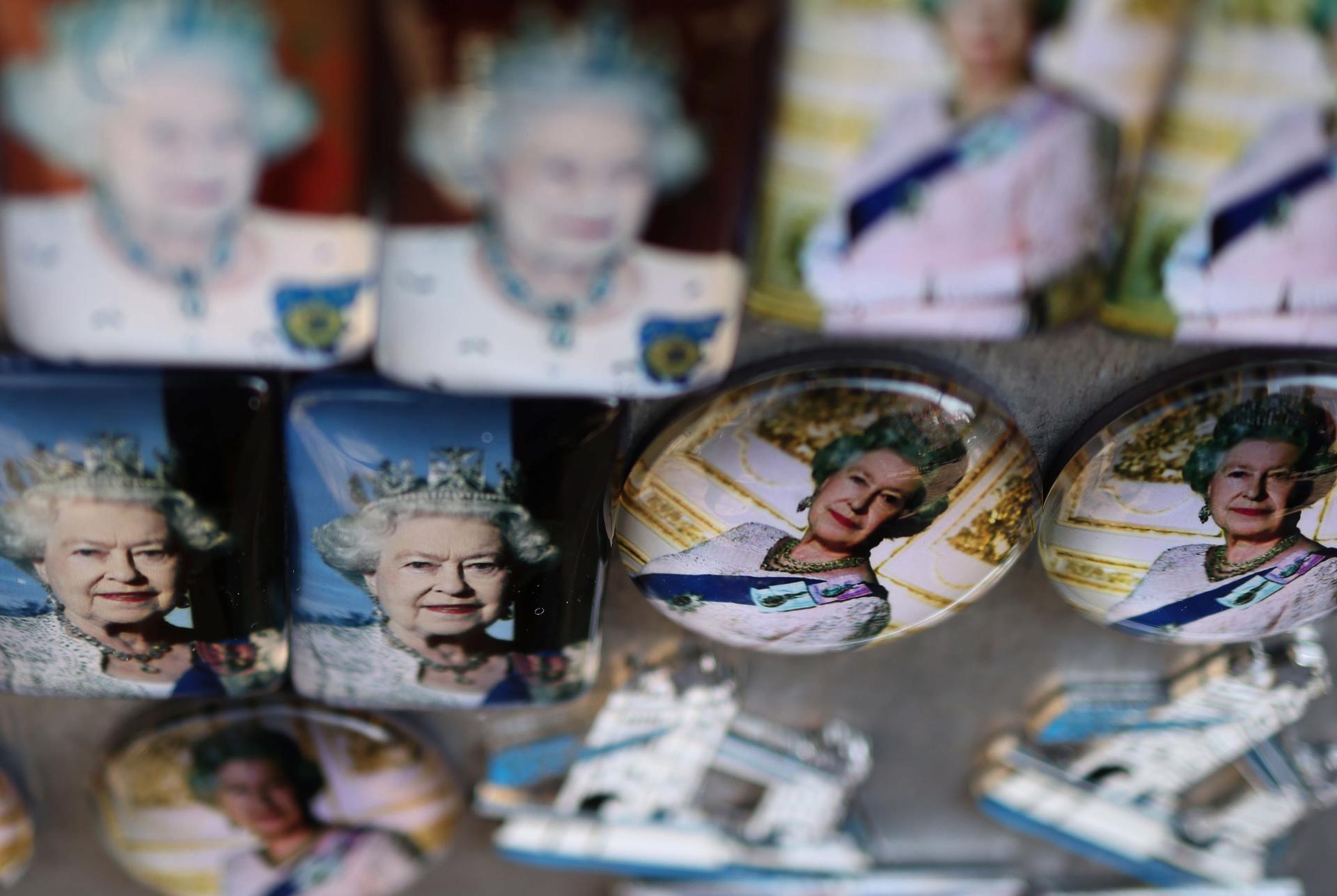 Un año después de la muerte de Isabel II, la monarquía goza de apoyo pero afronta desafíos