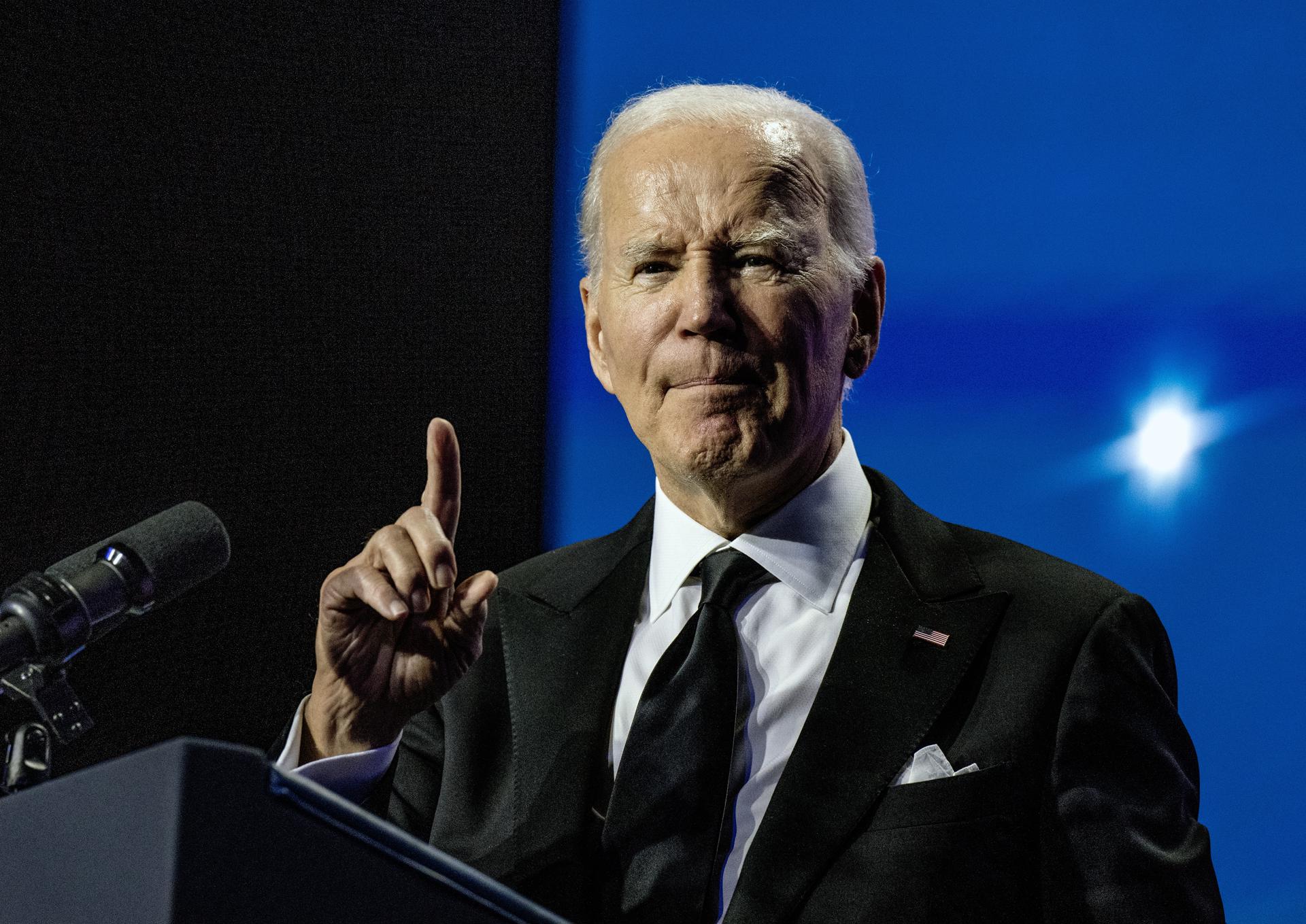 Biden recibe vacuna actualizada contra COVID-19 y la anual contra la gripe